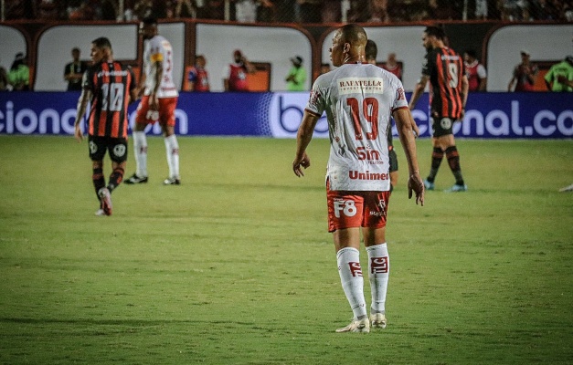 Vila Nova e Vitória empatam em 1 a 1 no Barradão