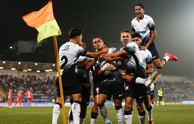 Vila Nova leva 4 e vê Corinthians avançar para oitavas de final da Copinha