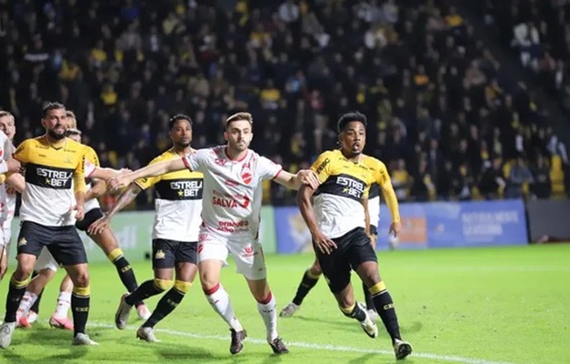 Vila Nova perde para o Criciúma no Heriberto Hülse em Santa Catarina