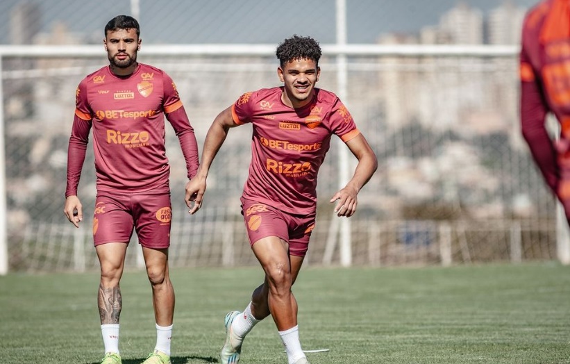 Vila Nova recebe o Santos em confronto direto pela liderança da Série B