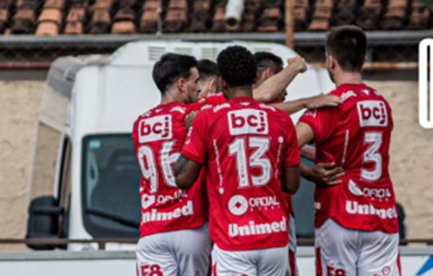 Vila Nova vence a Abecat Ouvidorense e retoma liderança do Goianão 