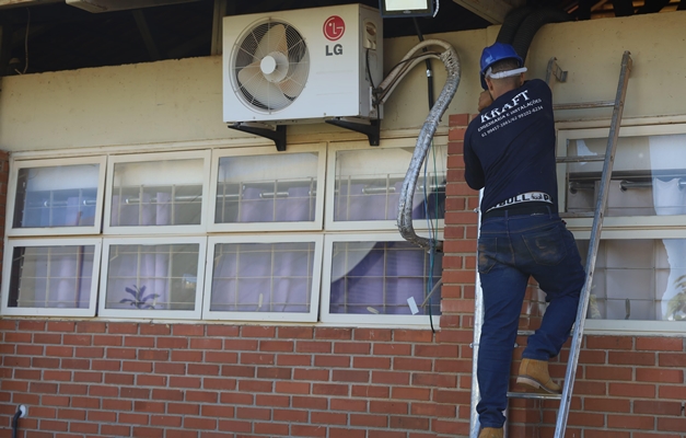 Vilela avança na modernização da rede elétrica das escolas em Aparecida