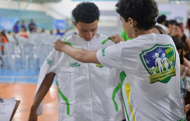 Vilela entrega kits para estudantes que praticam lutas marciais em Aparecida