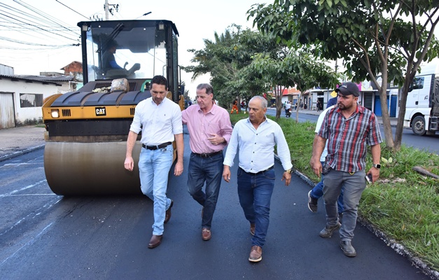 Vilela inspeciona obras e serviços no bairro Santa Luzia em Aparecida 
