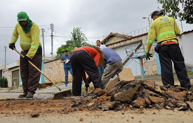 Vilela lança frente de trabalho para recuperar ruas e avenidas de Aparecida