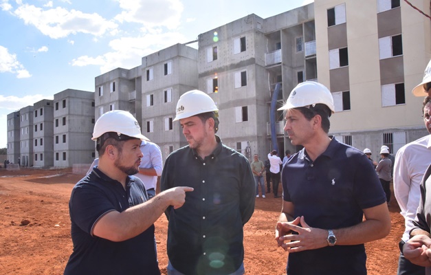 Vilela vistoria obras de apartamentos populares em Aparecida de Goiânia 