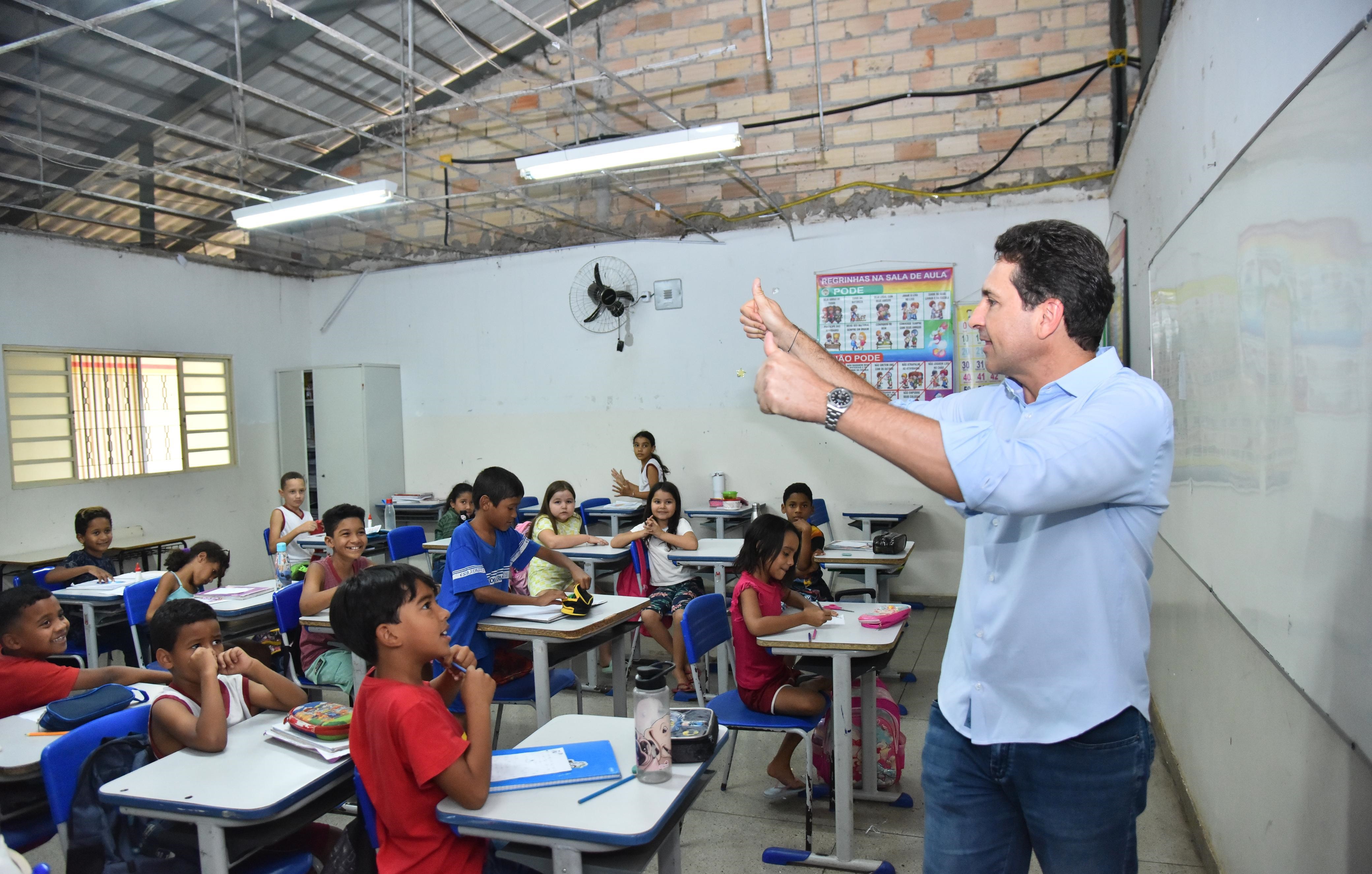 Vilela vistoria obras em escolas e a construção de ponte em Aparecida