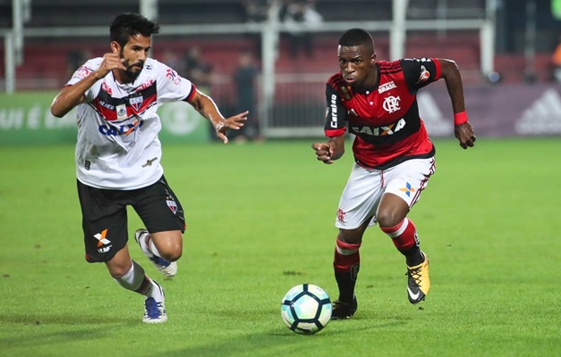 Vinicius Junior brilha e Flamengo vence Atlético-GO na estreia em casa de Rueda