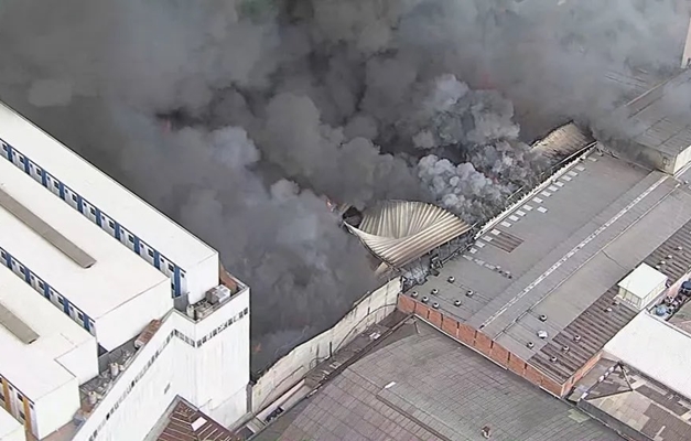 Vinte e duas viaturas combatem incêndio no Shopping 25 de Março