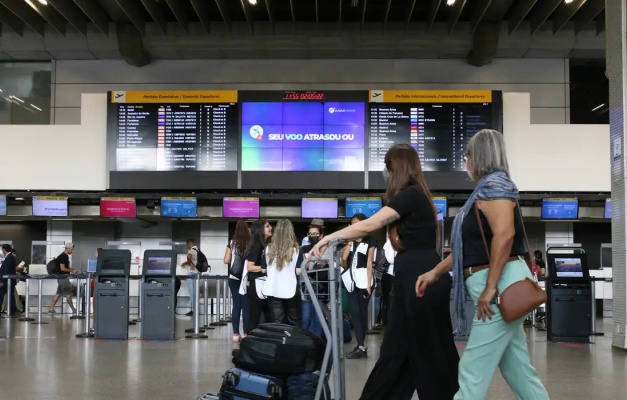 Vinte mil aposentados já compraram passagens pelo Programa Voa Brasil