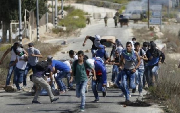 Violência entre israelenses e palestinos continua neste domingo