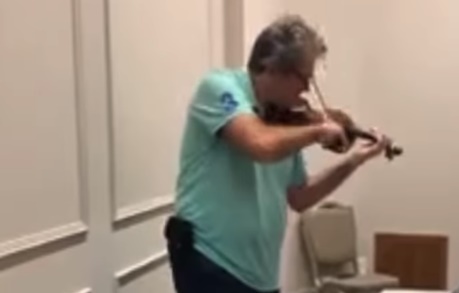 Violinista Borgomanero faz apresentação para hóspedes de hotel em Jerusalém 