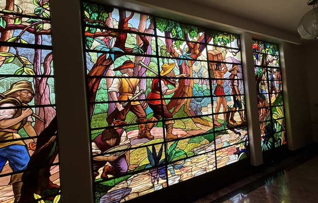 Vitrais do Palácio das Esmeraldas traduzem ideais e memória em cores