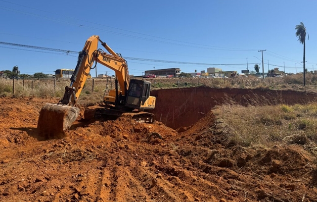 Voçoroca ameaça rodovia BR-040 em Valparaíso de Goiás