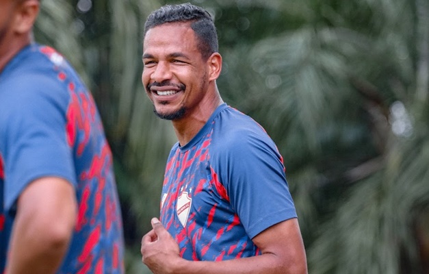 Volante Fernando Reges troca Vila Nova pelo Internacional