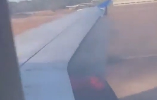 Voo da United Airlines é evacuado após motor pegar fogo durante decolagem