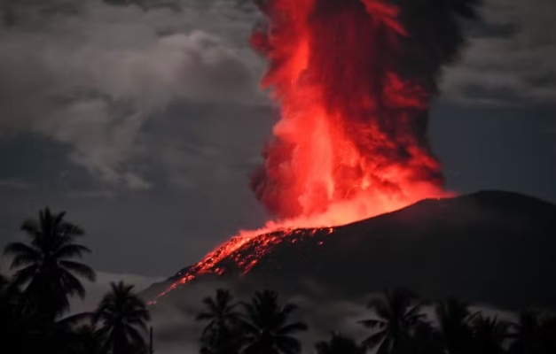 Vulcão Monte Ibu entra em erupção na Indonésia e projeta fumaça quilométrica