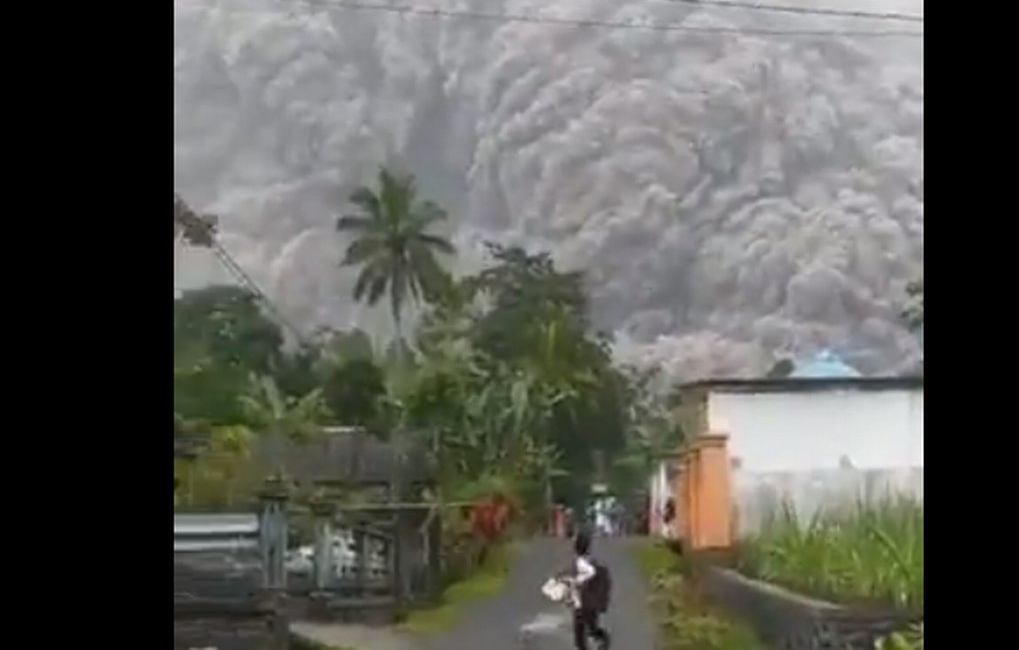 Vulcão na Indonésia retoma erupção e número de mortos aumenta para 22