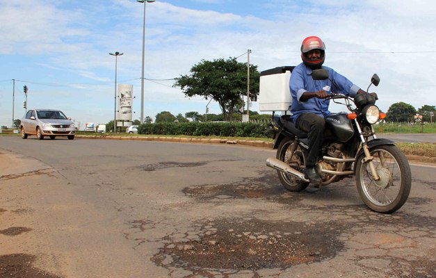 Bombeiros alertam motociclistas sobre buracos no asfalto