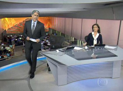 William Bonner fica em pé na estreia do novo cenário do 'Jornal Nacional'