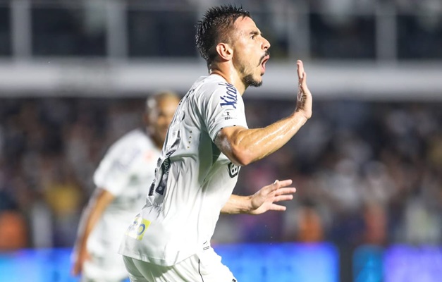 Willian Bigode marca nos acréscimos, Santos bate Chapecoense e volta ao G-4 da Série B