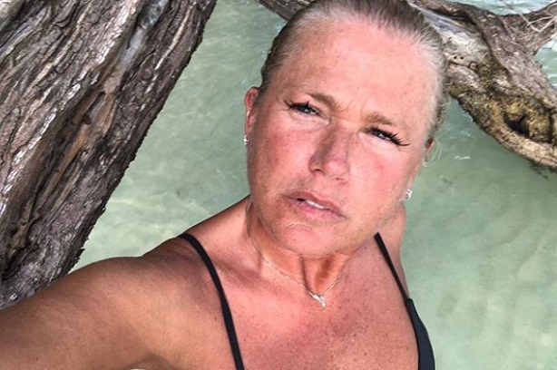 Xuxa recebe elogios por foto sem maquiagem e com cabelos brancos