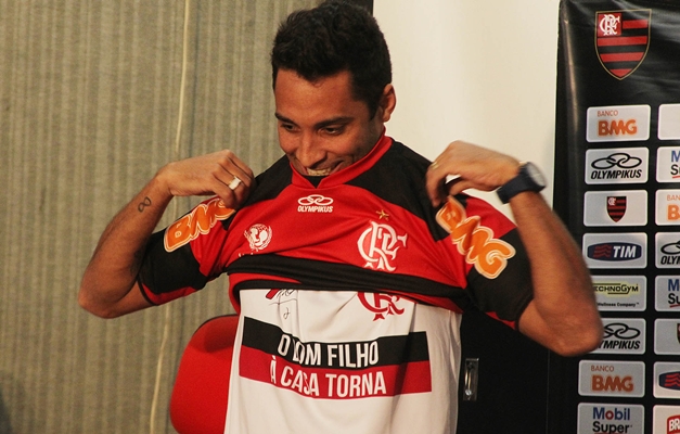 Com status de ídolo, Ibson chega ao Flamengo 