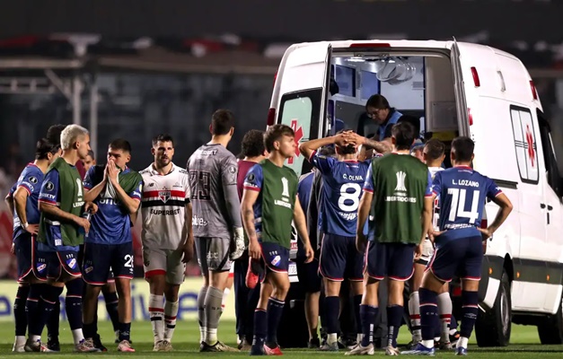 Zagueiro do Nacional segue no CTI após desmaio durante jogo em SP