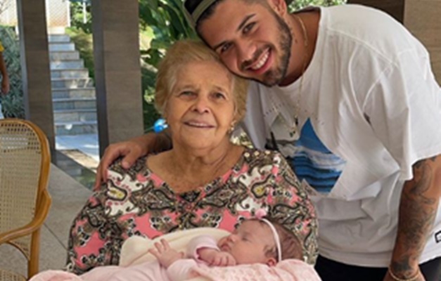 Zé Felipe, Virginia Fonseca e outros familiares se despedem de dona Carmem
