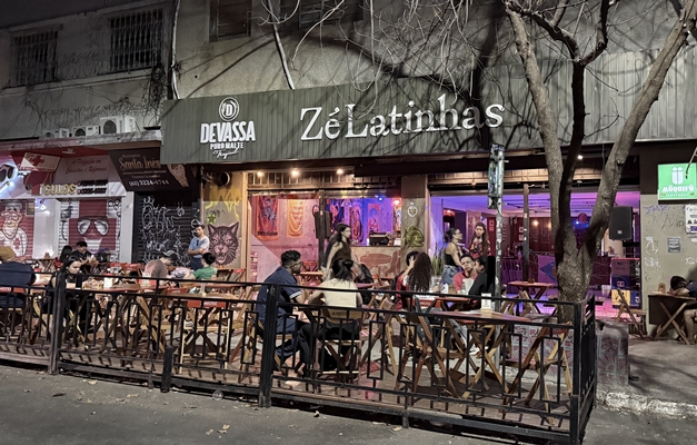 Zé Latinhas: o bar que atravessa gerações há quase 60 anos na Rua 8