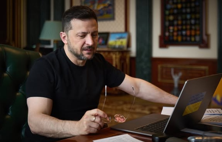 Zelensky destaca novo apoio da UE de 'um bilhão de euros' para produção de armas no país