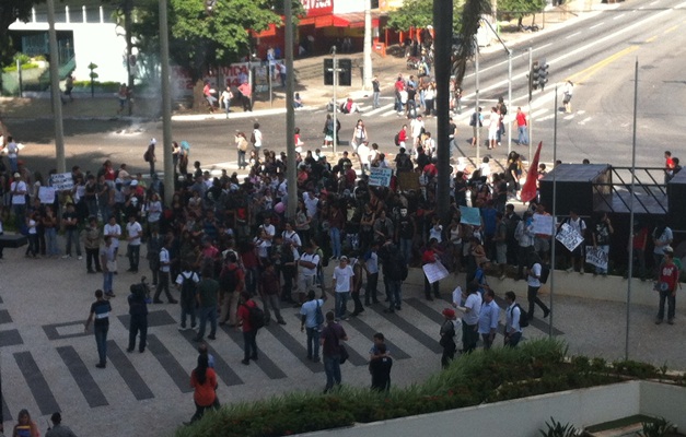 Manifestação congestiona trânsito na Praça Cívica, em Goiânia