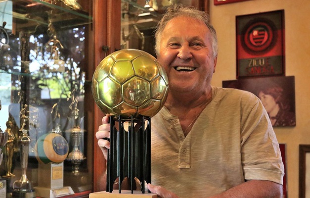 Zico completa 70 anos com programa na TV e livro com história de gols