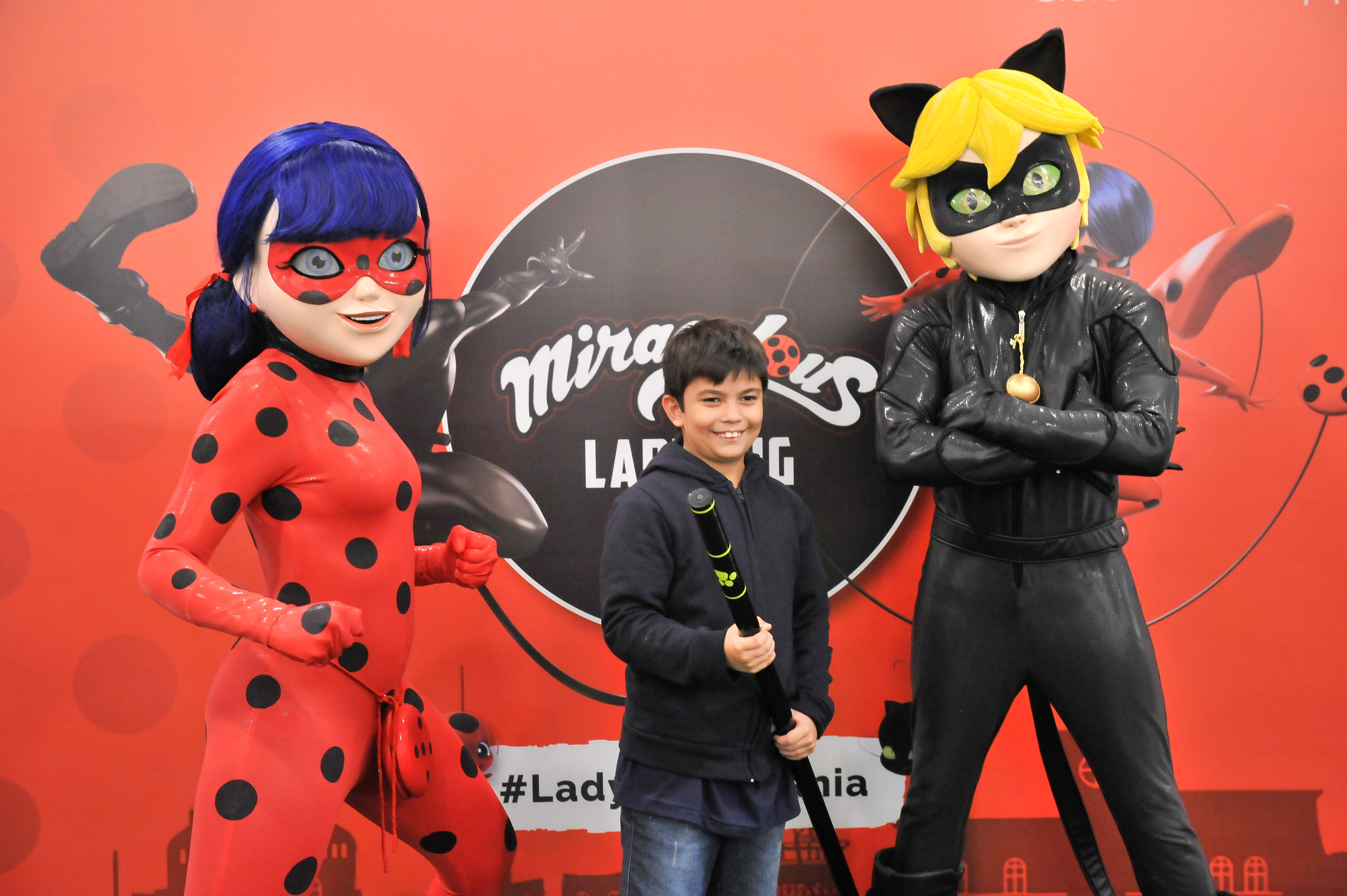 Ladybug e Cat Noir em últimas sessões de foto no shopping