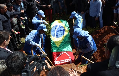 Vazam fotos dos corpos de Cristiano Araújo e Allana Moraes. Fãs se